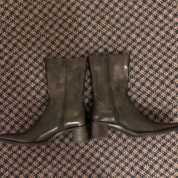 Steve Madden ankle boots. Black leather upper. Size 6 - Picture 2 of 4